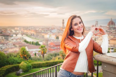 Florence, Toskana arka plan ile gülümseyen güzel kadın.