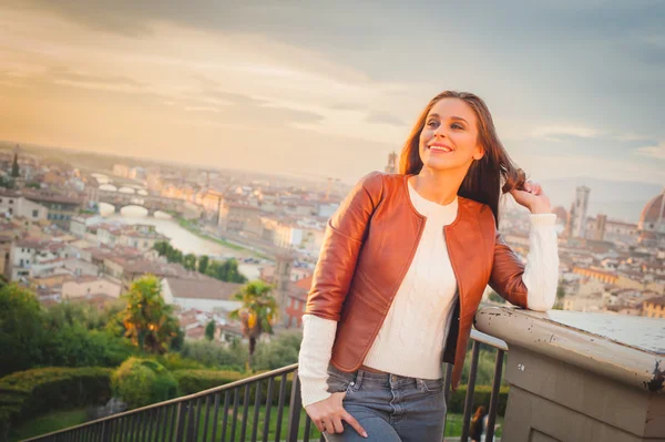美丽微笑的女人，与佛罗伦萨，托斯卡纳的背景. — 图库照片