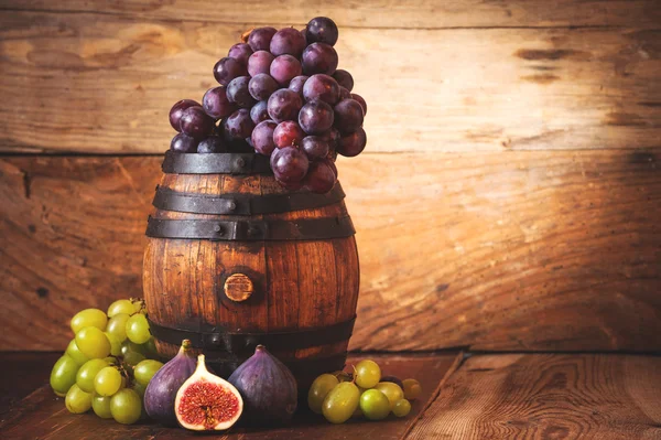 Raisins rouges et blancs sur un tonneau de bois rural — Photo