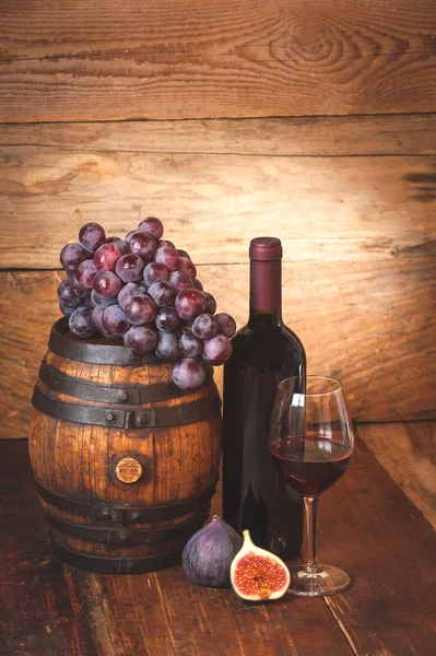 Fig with red wine, grape and barrel on rustic wood tabel — Stock Photo, Image