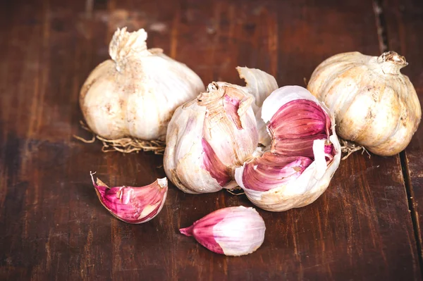 Knoflook op een rustieke houten tafel — Stockfoto