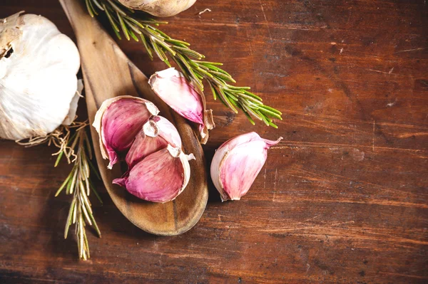 Bawang putih di meja kayu pedesaan — Stok Foto