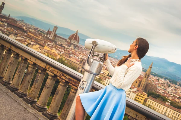 Mooie mode vrouw onder de indruk panoramisch uitzicht Florence. — Stockfoto