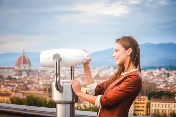 Beautiful girl impressed view the panorama of Florence in autumn — Stock Photo, Image