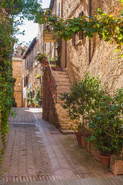 Italiaanse stijl straat versierd met bloemen — Stockfoto