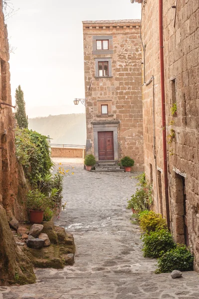 Piccolo vicolo nel borgo toscano — Foto Stock