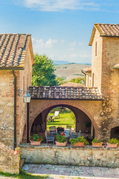 Toscaanse residentie met uitzicht op het landschap — Stockfoto