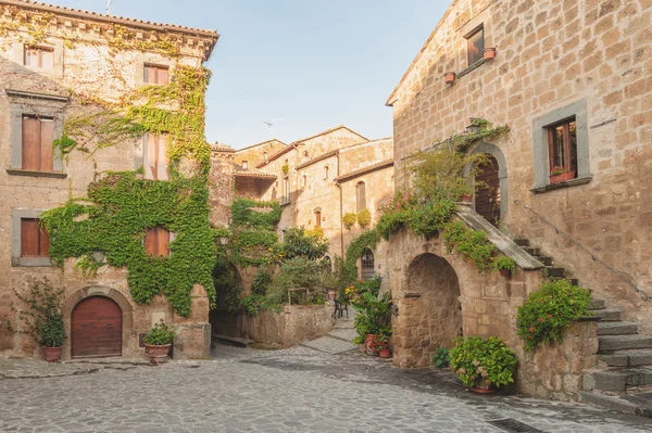 Pequeno beco na aldeia toscana — Fotografia de Stock