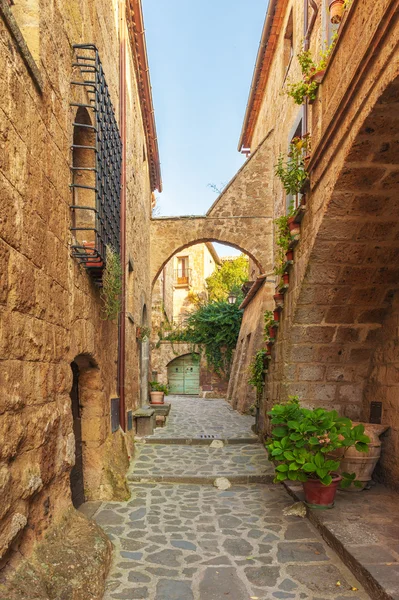 Pequeño callejón en el pueblo toscano —  Fotos de Stock