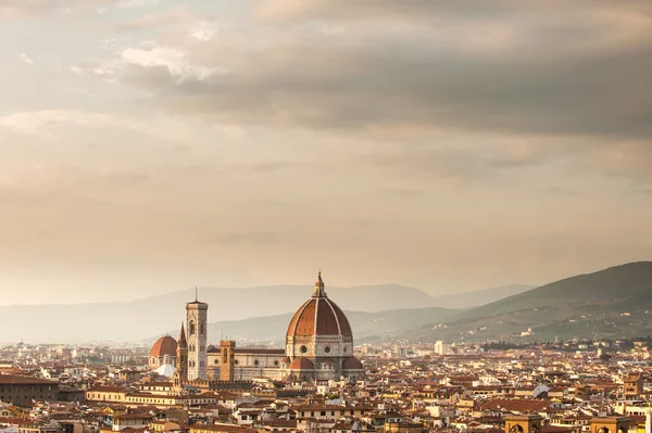 Вид на Флоренцию с площади Мичеланджело, Италия — стоковое фото
