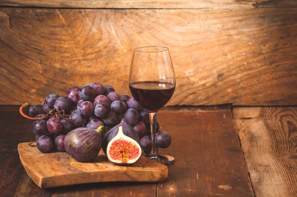 Feige mit Rotwein, Traube und Fass auf rustikalem Holztisch — Stockfoto