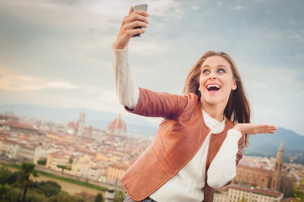Красивая молодая женщина делает фотографию на фоне Флорен — стоковое фото