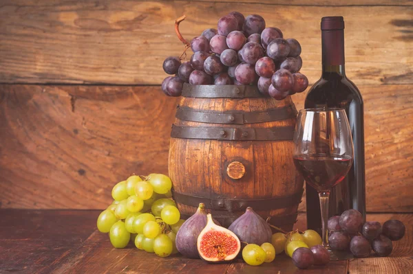 Fig con vino tinto, uva y barril sobre tabla de madera rústica — Foto de Stock