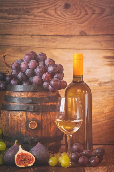 Fig con vino blanco, uva y barril sobre tabla de madera rústica — Foto de Stock