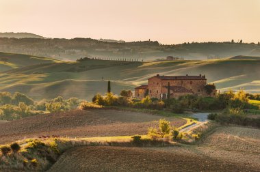 Şaşırtıcı Tuscany peyzaj sarı günbatımı