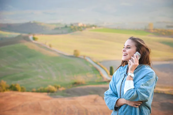 Smiling beautiful girl on vacation in Tuscany, Italy. — Stock Photo, Image