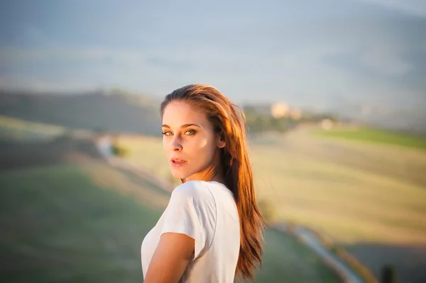 Sonriente hermosa mujer de vacaciones en Toscana, Italia . — Foto de Stock