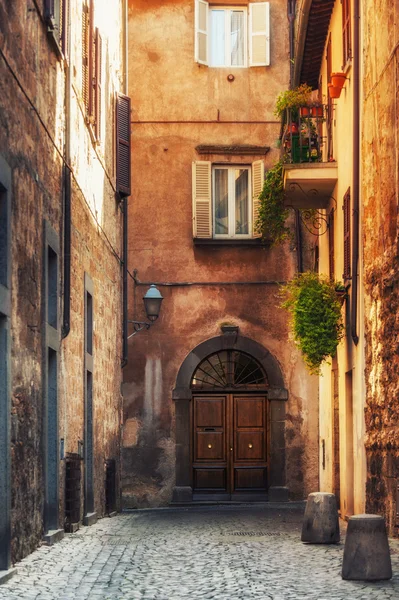 Pequeño callejón en el pueblo toscano — Foto de Stock