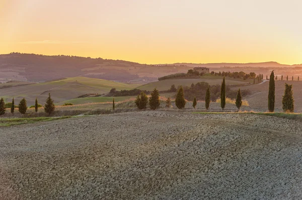 Pôr-do-sol amarelo na incrível paisagem da Toscana — Fotografia de Stock