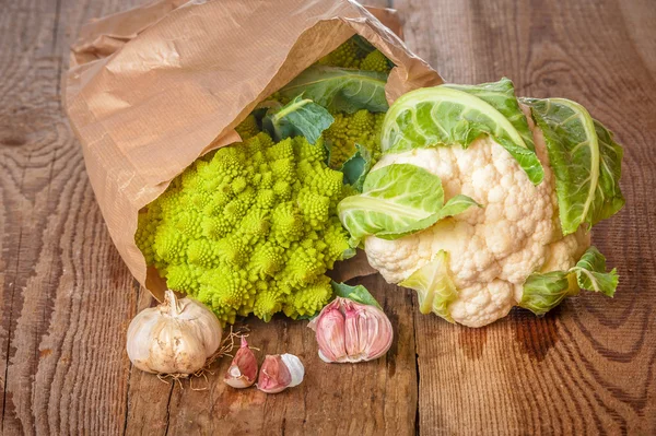 Romanesco broccoli met bloemkool en knoflook in een papieren zak op — Stockfoto