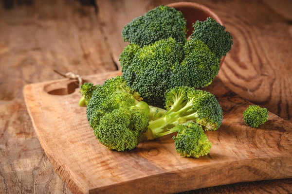 Deliziosi broccoli verdi su un tavolo rustico in legno — Foto Stock