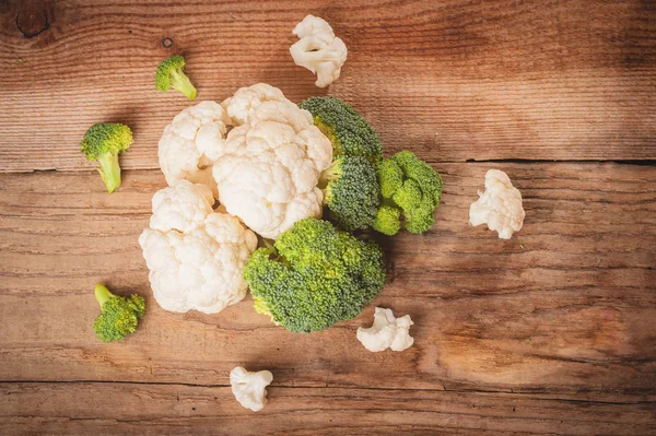 Deliziosi broccoli e cavolfiori hanno un tavolo rustico in legno — Foto Stock