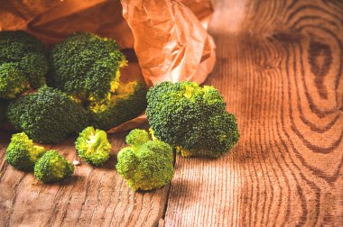Ahşap rustik masa üzerinde yeşil lezzetli brokoli