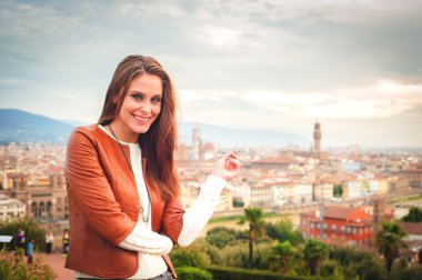 Güzel kız görünümü Floransa Panoraması sonbaharda etkilendim.