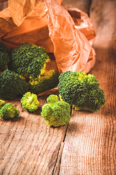 Deliziosi broccoli verdi su un tavolo rustico in legno — Foto Stock