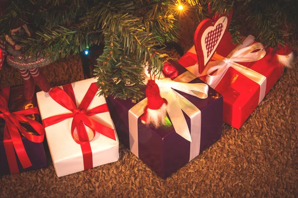 Gedecoreerde kerstboom en Kerstmis geschenken — Stockfoto