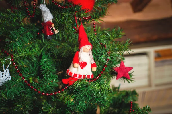 Gedecoreerde kerstboom en Kerstmis geschenken — Stockfoto