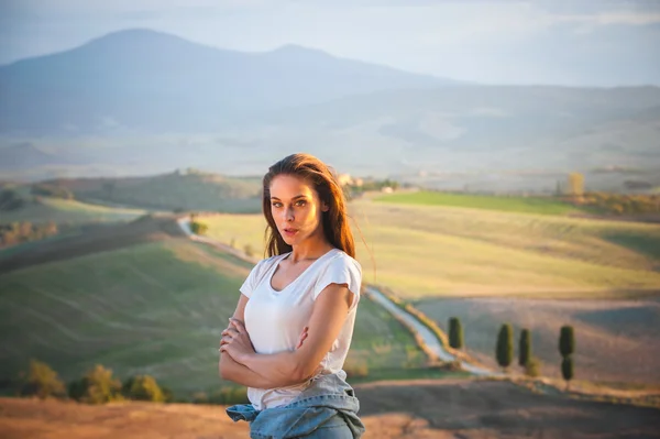 Belle femme souriante en vacances en Toscane, Italie . — Photo