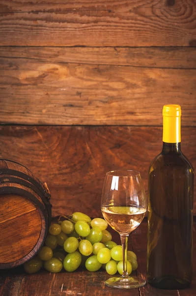 Copa de vino blanco con botella y barril en una ta de madera rústica —  Fotos de Stock