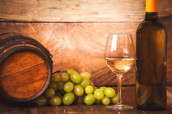 Copa de vino blanco con botella y barril en una ta de madera rústica —  Fotos de Stock