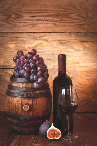 Fig con vino tinto, uva y barril sobre tabla de madera rústica — Foto de Stock