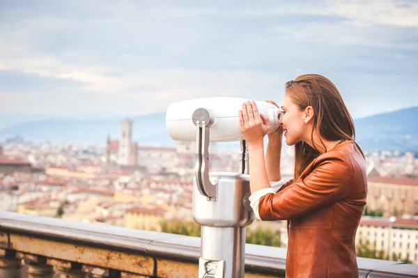 Hermosa chica impresionada ver el panorama de Florencia en otoño — Foto de Stock