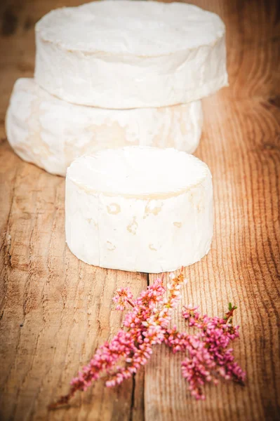 Stinkende blauwe kaas op een rustieke houten tafel. — Stockfoto