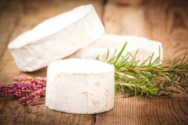 Stinkende blauwe kaas op een rustieke houten tafel. — Stockfoto