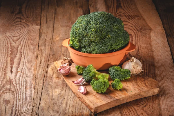 Deliziosi broccoli verdi su un tavolo rustico in legno — Foto Stock