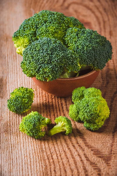 Deliziosi broccoli verdi su un tavolo rustico in legno — Foto Stock