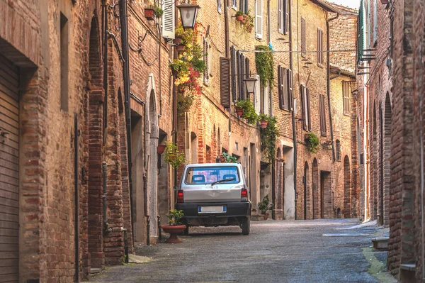 Kleine auto op straat in de Italiaanse stad in Toscane — Stockfoto