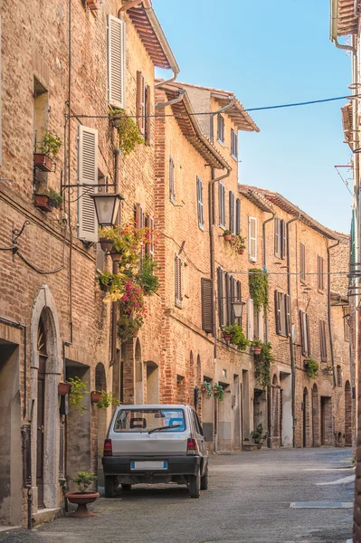 Pequeño coche en las calles de la ciudad italiana en Toscana — Foto de Stock