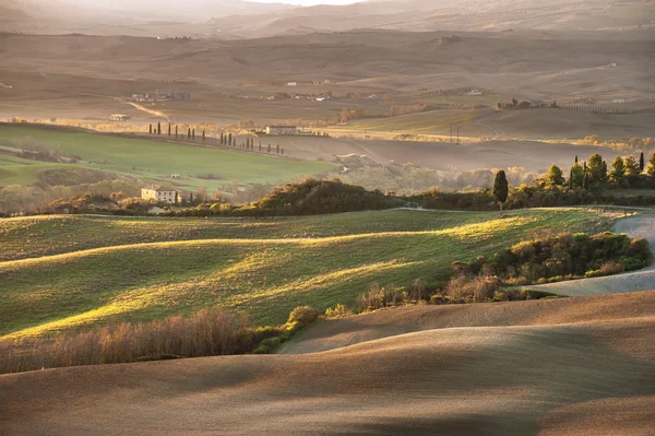 Maison toscane avec un fond pittoresque — Photo