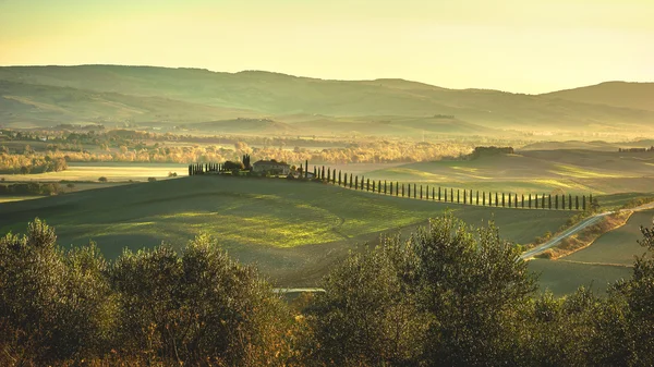 Casa toscana com um fundo pitoresco — Fotografia de Stock