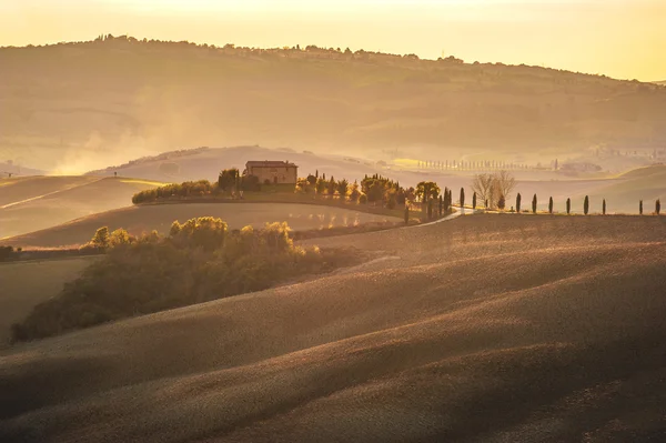 Tuscan house with a picturesque background — Stock Photo, Image