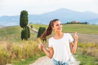 Tatilde gülümseyen güzel kız Toskana, İtalya.