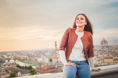 Florence, Toskana arka plan ile gülümseyen güzel kadın.