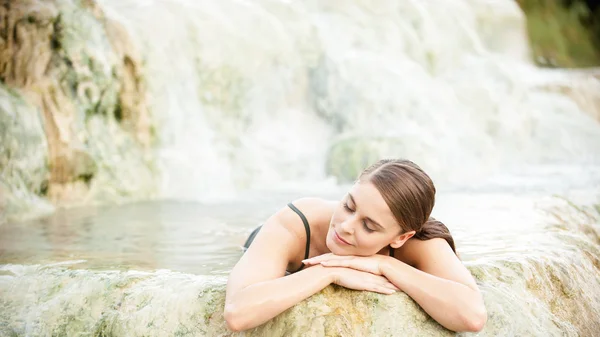 Pretty young woman takes a bath in the natural thermal waters of — Stock Photo, Image