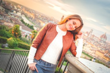 Florence, Toskana arka plan ile gülümseyen güzel kadın.