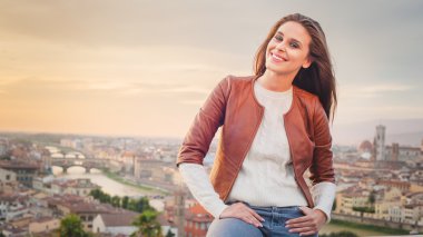 Florence, Toskana arka plan ile gülümseyen güzel kadın.